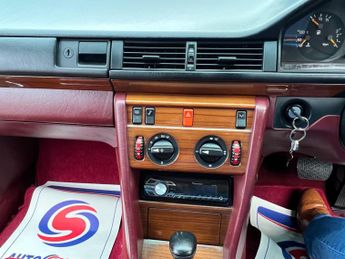 Mercedes-Benz 260 2.6 E 4dr