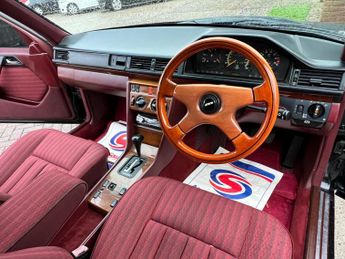 Mercedes-Benz 260 2.6 E 4dr