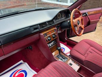 Mercedes-Benz 260 2.6 E 4dr