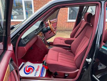 Mercedes-Benz 260 2.6 E 4dr