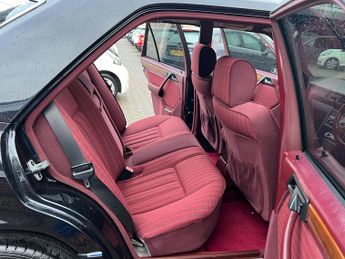 Mercedes-Benz 260 2.6 E 4dr