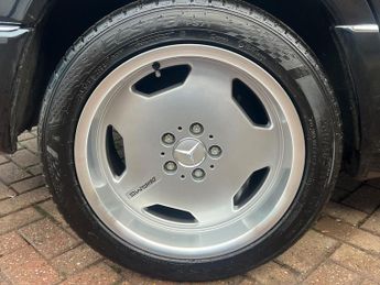 Mercedes-Benz 260 2.6 E 4dr