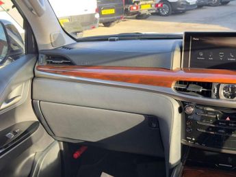 Lexus LX LX570 5.7 V8 Automatic 4X4 8 seats 5dr