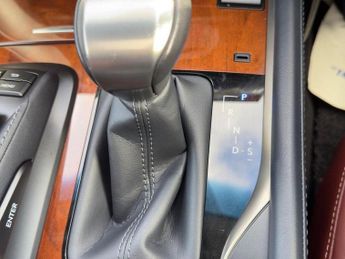 Lexus LX LX570 5.7 V8 Automatic 4X4 8 seats 5dr