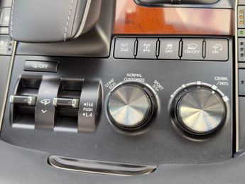 Lexus LX LX570 5.7 V8 Automatic 4X4 8 seats