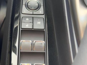 Lexus LX LX570 5.7 V8 Automatic 4X4 8 seats 5dr