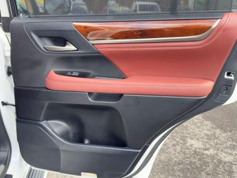 Lexus LX LX570 5.7 V8 Automatic 4X4 8 seats