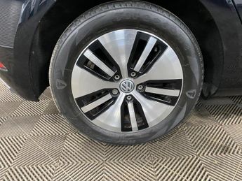 Volkswagen e-Golf 35.8kWh e-Golf Auto 5dr