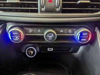 Alfa Romeo Giulia 2.0T Lusso Ti Auto Euro 6 (s/s) 4dr