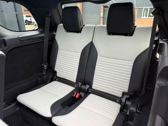 Land Rover Discovery 3.0 D300 MHEV R-Dynamic SE Auto 4WD Euro 6 (s/s) 5dr