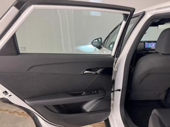 MG MG4 64kWh SE Long Range Auto 5dr