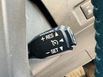 Toyota Alphard SR 2.5 Hybrid AWD 7-Seats