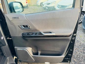 Toyota Alphard SR 2.5 Hybrid AWD 7-Seats
