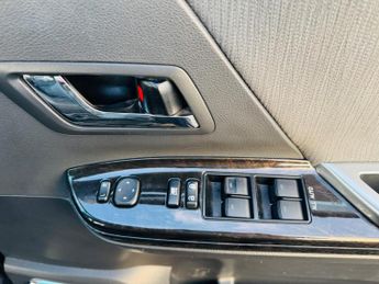 Toyota Alphard SR 2.5 Hybrid AWD 7-Seats