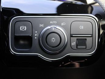 Mercedes-Benz A Class 2.0 A200d AMG Line (Premium) 8G-DCT Euro 6 (s/s) 5dr
