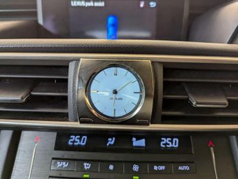 Lexus IS 2.5 300h E-CVT Euro 6 (s/s) 4dr