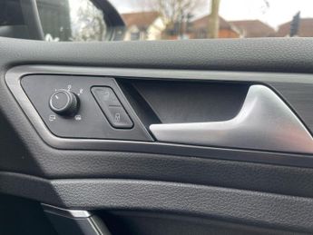 Volkswagen e-Golf 35.8kWh e-Golf Auto 5dr
