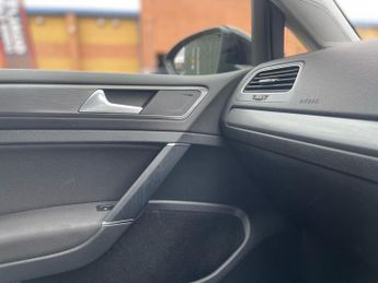 Volkswagen e-Golf 35.8kWh e-Golf Auto 5dr