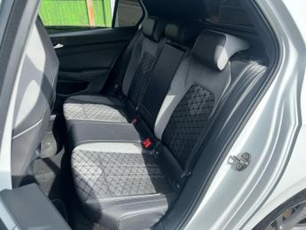 Volkswagen Golf 1.5 eTSI MHEV R-Line DSG Euro 6 (s/s) 5dr