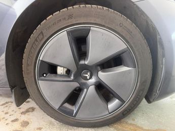 Tesla Model 3 Standard Range Plus Auto RWD 4dr