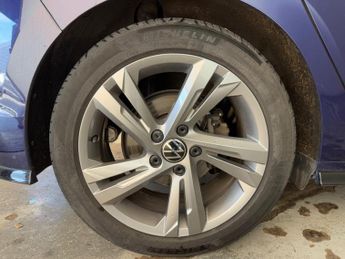 Volkswagen Golf 1.5 TSI R-Line Euro 6 (s/s) 5dr