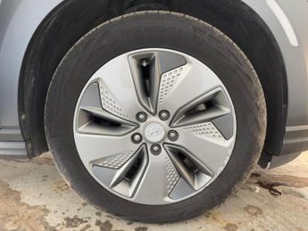 Hyundai KONA 64kWh Premium Auto 5dr (7kW Charger)