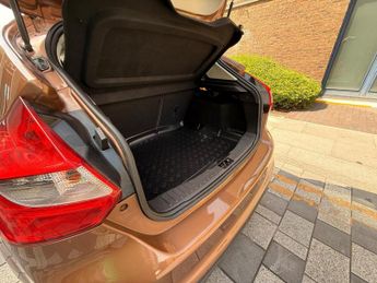 Ford Focus 1.0T EcoBoost Zetec Navigator Euro 5 (s/s) 5dr