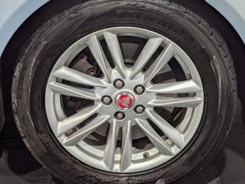 JAGUAR XF 2.2 XF Luxury D Auto 5dr