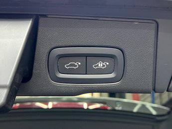 Volvo XC60 2.0h T8 Recharge 18.8kWh R-Design Pro Auto AWD Euro 6 (s/s) 5dr