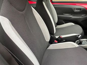 Toyota AYGO 1.0 VVT-i x-play x-shift Euro 6 5dr
