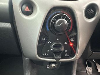 Toyota AYGO 1.0 VVT-i x-play x-shift Euro 6 5dr