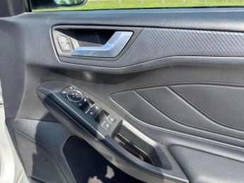 Ford Focus 1.0T EcoBoost ST-Line X Auto Euro 6 (s/s) 5dr
