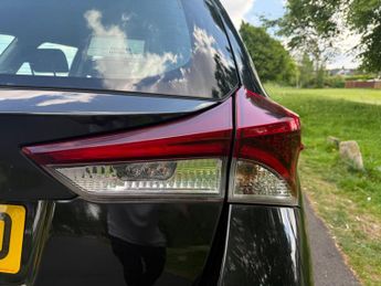 Toyota Auris 1.8 VVT-h Business Edition Touring Sports CVT Euro 6 (s/s) 5dr (