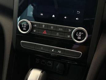 Renault Megane 1.6 E-TECH 9.8kWh Iconic Sport Tourer Auto Euro 6 (s/s) 5dr