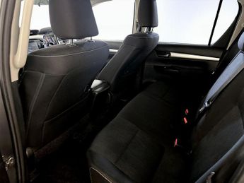 Toyota Hilux 2.4 D-4D Invincible Auto 4WD Euro 6 (s/s) 4dr