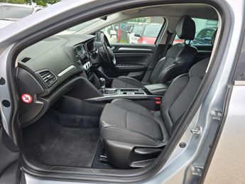 Renault Megane 1.6 E-TECH 9.8kWh Iconic Sport Tourer Auto Euro 6 (s/s) 5dr