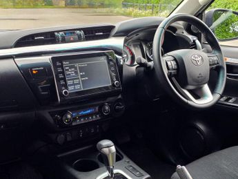 Toyota Hilux 2.8 D-4D Invincible Auto 4WD Euro 6 (s/s) 4dr