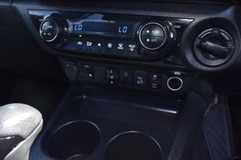 Toyota Hilux 2.8 D-4D Invincible X Auto 4WD Euro 6 (s/s) 4dr