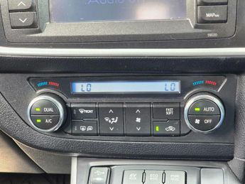 Toyota Auris 1.8 VVT-h Excel CVT Euro 5 (s/s) 5dr