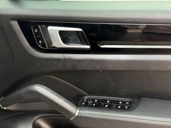 Porsche Cayenne 3.0 V6 E-Hybrid 17.9kWh Platinum Edition TiptronicS 4WD Euro 6 (