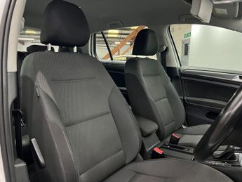 Volkswagen e-Golf 35.8kWh e-Golf Auto 5dr