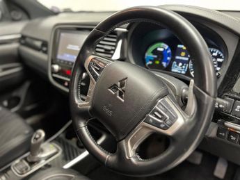 Mitsubishi Outlander 2.4h TwinMotor 13.8kWh Exceed Safety CVT 4WD Euro 6 (s/s) 5dr