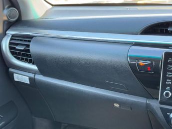 Toyota Hilux 2.4 D-4D Invincible Auto 4WD Euro 6 (s/s) 4dr