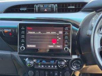 Toyota Hilux 2.4 D-4D Invincible Auto 4WD Euro 6 (s/s) 4dr