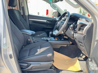 Toyota Hilux 2.4 D-4D Invincible Auto 4WD Euro 6 (s/s) 4dr