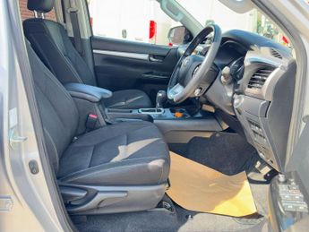 Toyota Hilux 2.4 D-4D Invincible Auto 4WD Euro 6 (s/s) 4dr