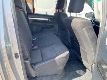 Toyota Hilux 2.4 D-4D Invincible Auto 4WD Euro 6 (s/s) 4dr