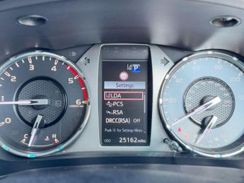 Toyota Hilux 2.4 D-4D Invincible Auto 4WD Euro 6 (s/s) 4dr