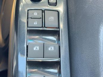 Toyota Hilux 2.4 D-4D Invincible Auto 4WD Euro 6 (s/s) 4dr