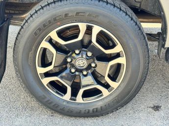 Toyota Hilux 2.4 D-4D Invincible Auto 4WD Euro 6 (s/s) 4dr